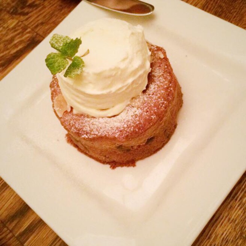 フェンネルとデーツのケーキ、マスカルポーネ添え(CICADA)