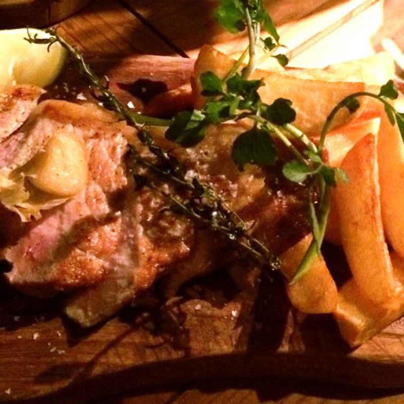 岩中豚のロースステーキ　フレンチフライ添え(キュイジーヌ エ ヴァン アルル)