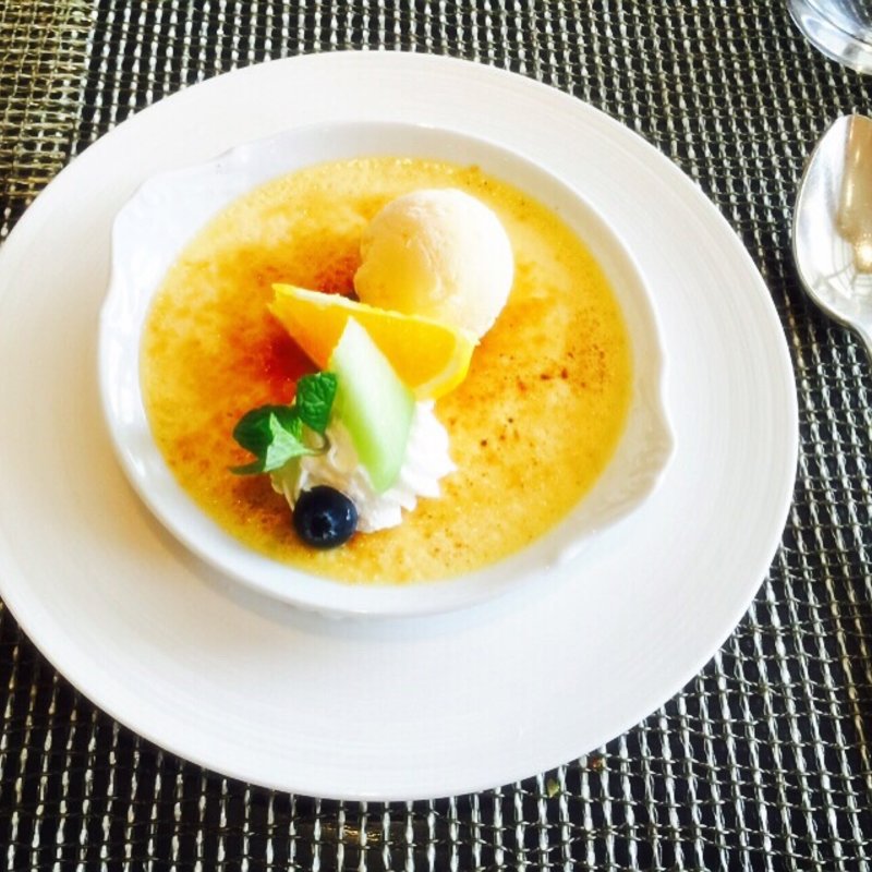 アカシア蜂蜜のアイスクリームとクレームブリュレ(日航ホテルタロンガ)