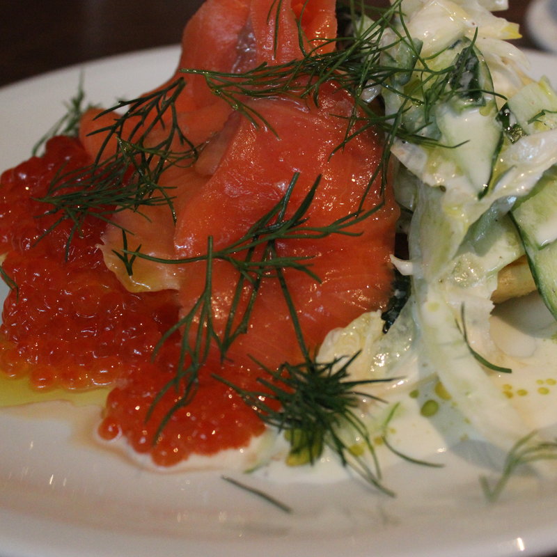 フレッシュディルのパンケーキ　スモークトラウトサーモン、イクラ、フェンネル(IVY PLACE)