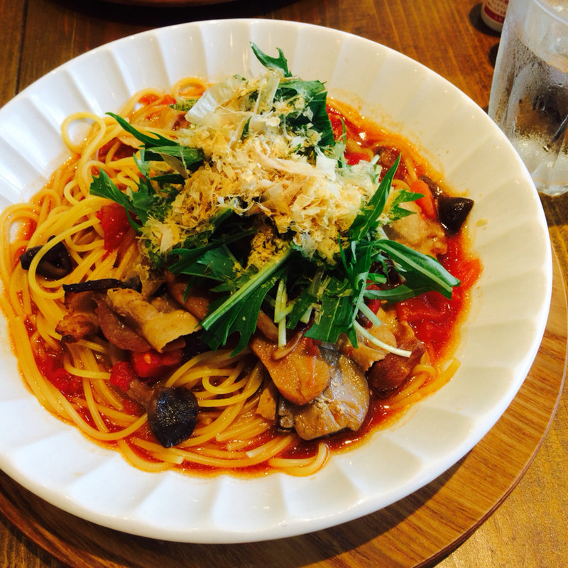 豚肉と花カツオのトマト風味の和パスタ(ココノハ piole HIMEJI店)