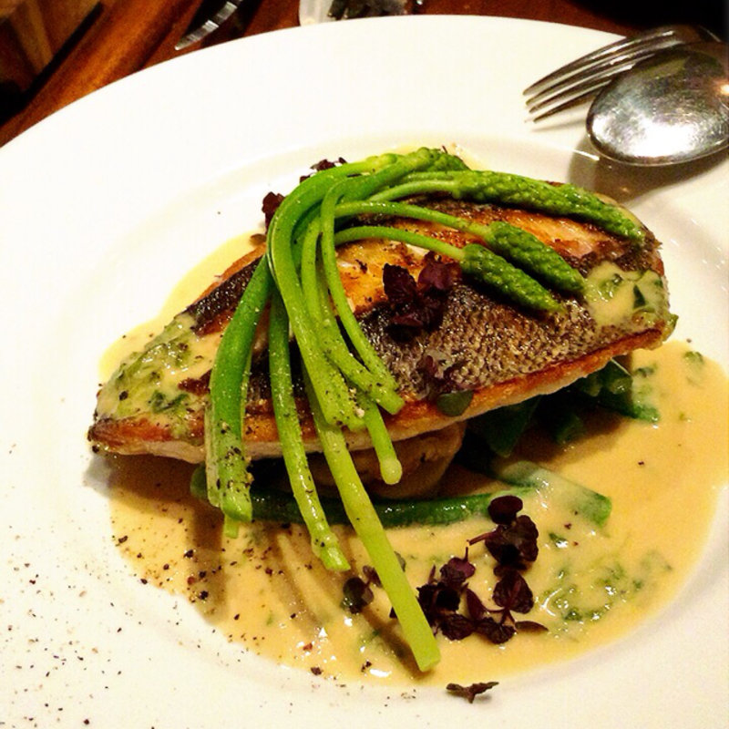 イサキのポワレ 青さのりの白ワインソース(ビストロ トラディシオン)