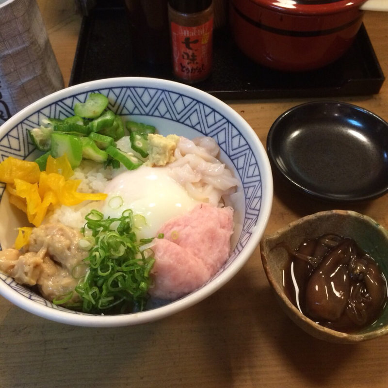 ネバネバ爆弾丼(丸万寿司 本店)