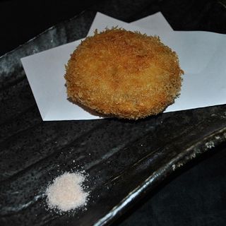 岩塩で食べるコロッケ(晴屋 本店)