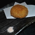 岩塩で食べるコロッケ(晴屋 本店)