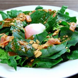 温玉とベーコンのほうれん草サラダ(トコトコ )