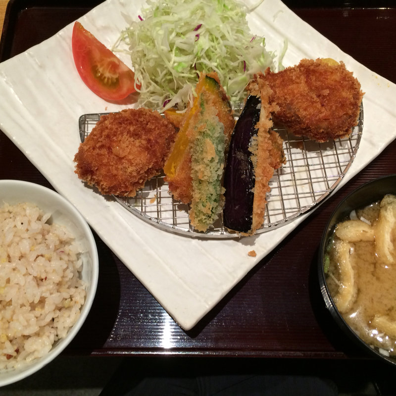 まぐろと野菜の揚げ物定食(大かまど飯 寅福 ルミネ新宿店)