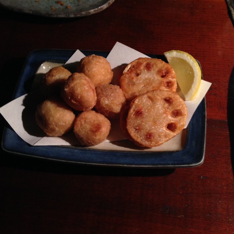 サトイモと蓮根のはさみ揚げ(かくれが酒房けんぞう)