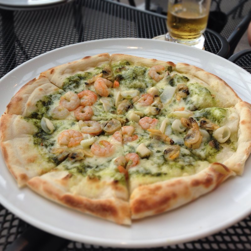 ジェノバソースのシーフードピザ(BEER NEXT 横浜赤レンガ倉庫店)