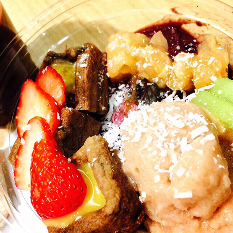 春のアサイーボウル(フルッタフルッタアサイーカフェ)