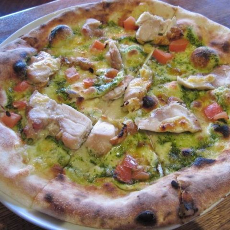 ローストチキンとフレッシュトマトのジェノベーゼピッツァ(トラットリア アヴァンティーノ)