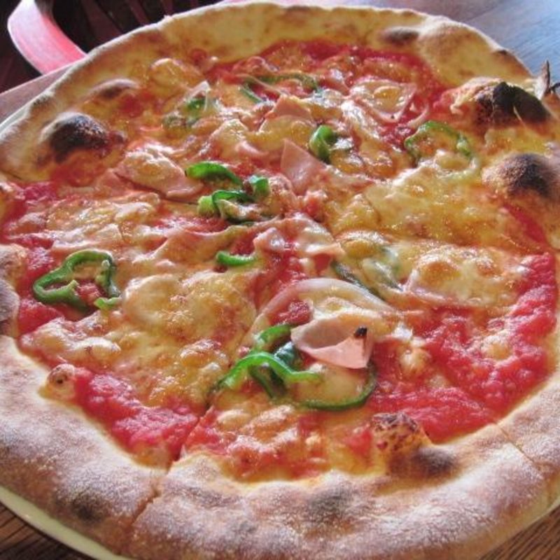 昔ながらのミックスピッツァ(トラットリア アヴァンティーノ)