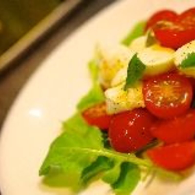 カプリサラダ(生ハム食べ放題のお店イタリアンバルCafeMiele)