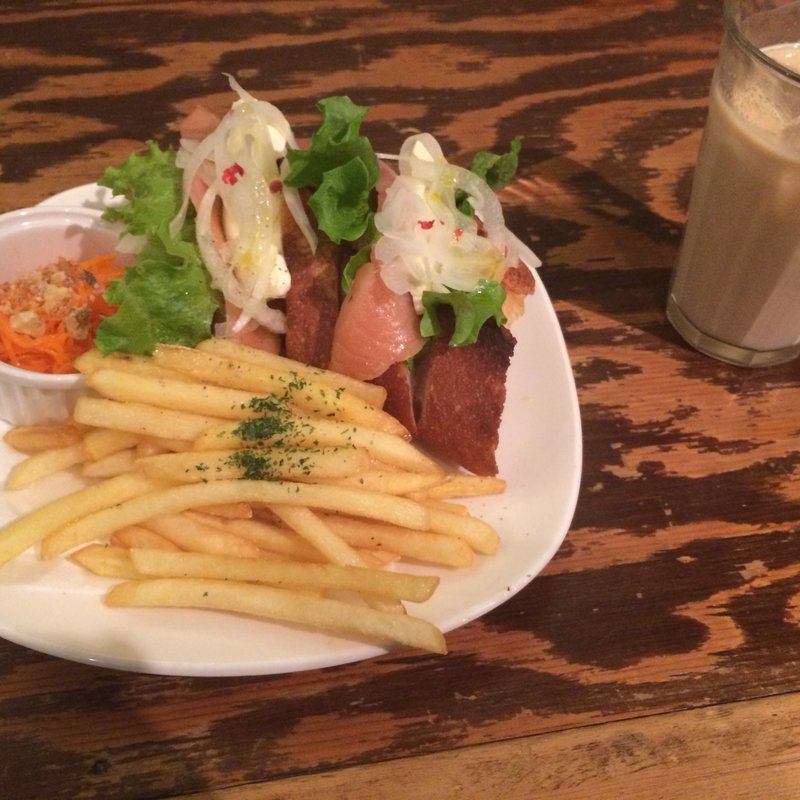 サーモンマリネとクリームチーズのサンドイッチ(アンデパンダン （Independants）)