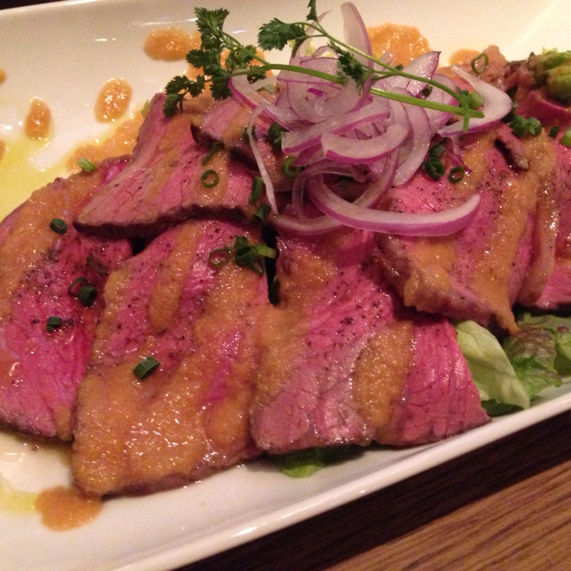 国産牛自家製ローストビーフオニオンソース添え(biotope cafe dining （ビオトープ カフェ ダイニング）)