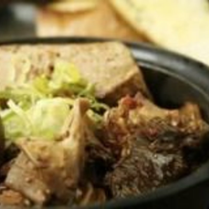 牛もつ煮とガーリックトースト(炎丸 本八幡店)