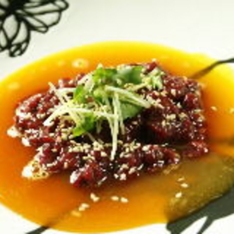 桜ユッケ 卵黄の海で(炎丸 本八幡店)