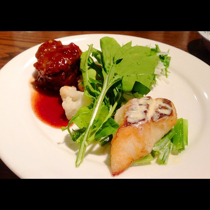 限定Aランチ（牛三枚肉の赤ワイン煮込みと 真鯛のおろし　生わさびクリームソース 水菜と大根のサラダ）(きゃんどる )