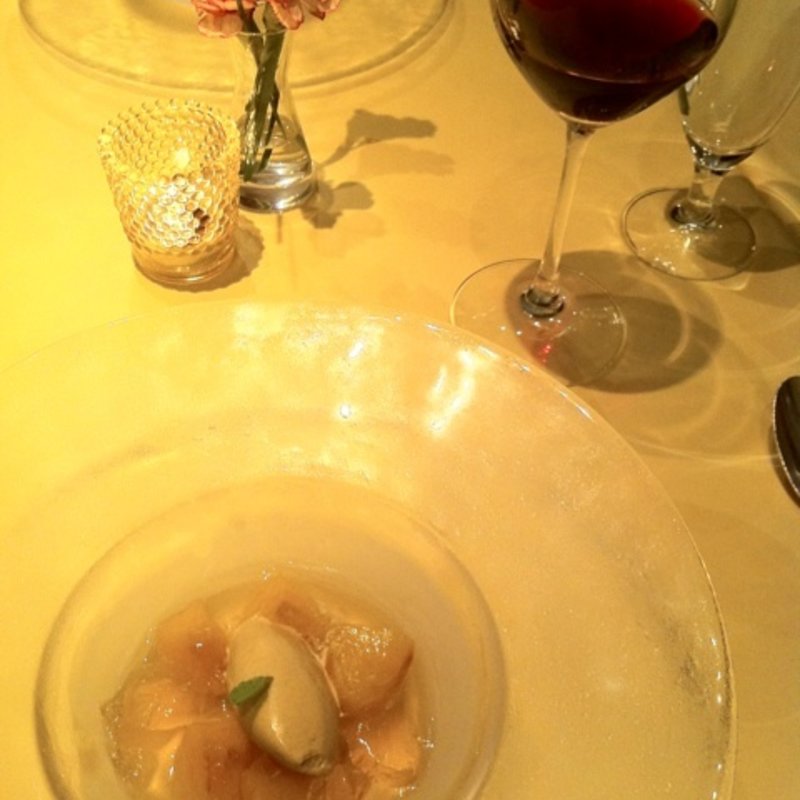 桃のコンポート　シナモンのアイスクリーム添え(九段プレジール)