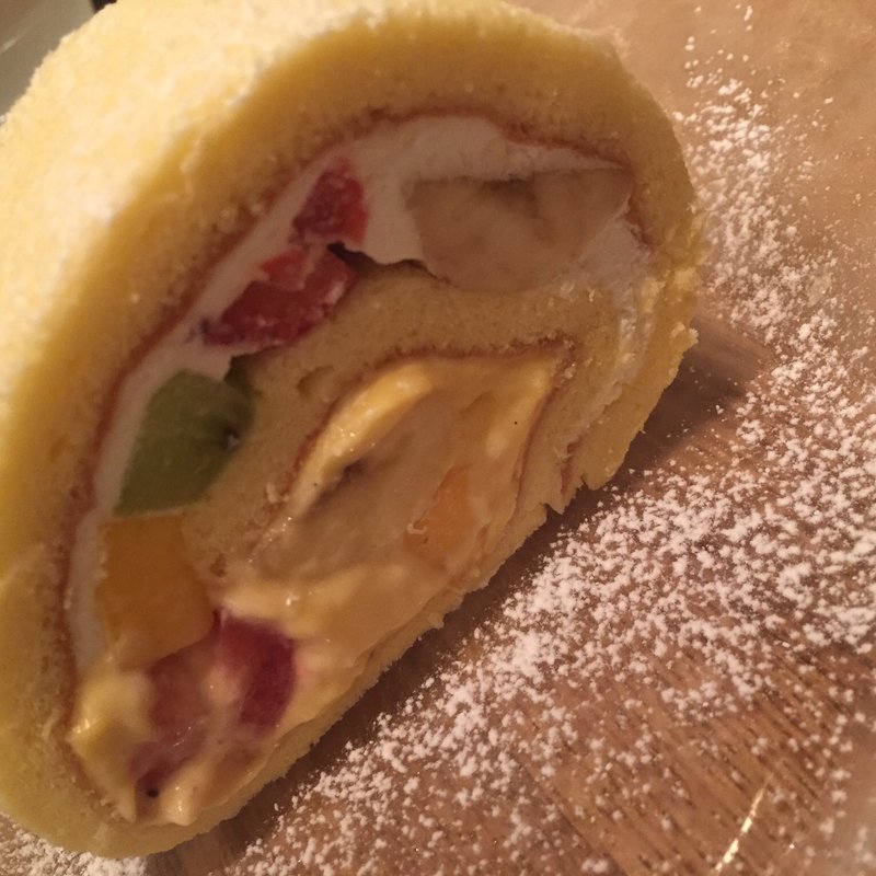 フルーツたっぷりトライフルロール(キハチ 青山本店)