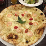 ガンペリバジルマヨネーズのピザ