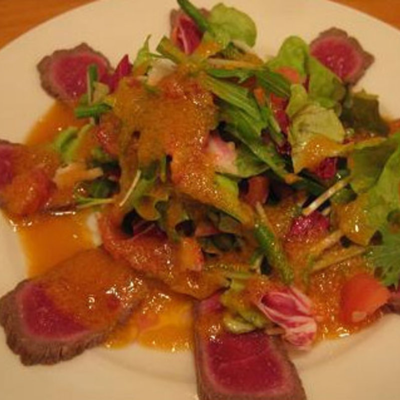 牛のたたきサラダ(Brasserie Louche)