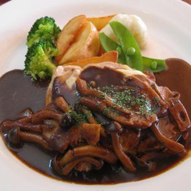 信玄鶏のﾁｰｽﾞ焼き　きのこのﾃﾞﾐｸﾞﾗｽｿｰｽ(レストランシロー)