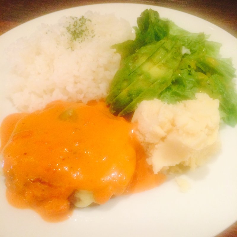 トマトチーズハンバーグ マッシュポテト添え(ウサギ)