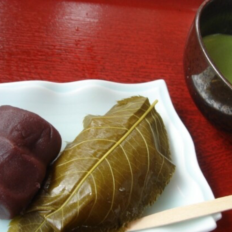 桜餅と抹茶のセット(琴きき茶屋 （ことききちゃや）)