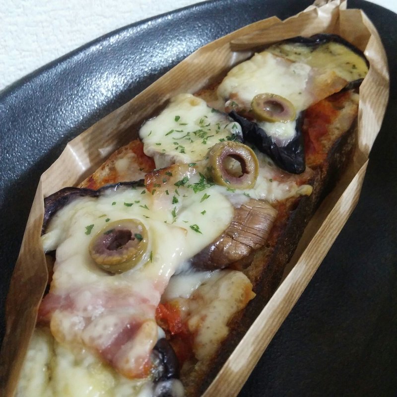 茄子と乾塩ベーコンのタルティーヌ(ブーランジェリー マナベ)