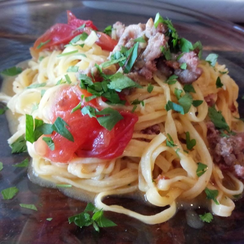 サルシッチャとフレッシュトマトのタリオリーニ(ピタッティ （Pitatti）)