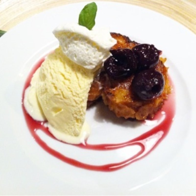 ブラックチェリーの赤ワイン煮のフレンチトースト(LONCAFE 鎌倉小町通り店)