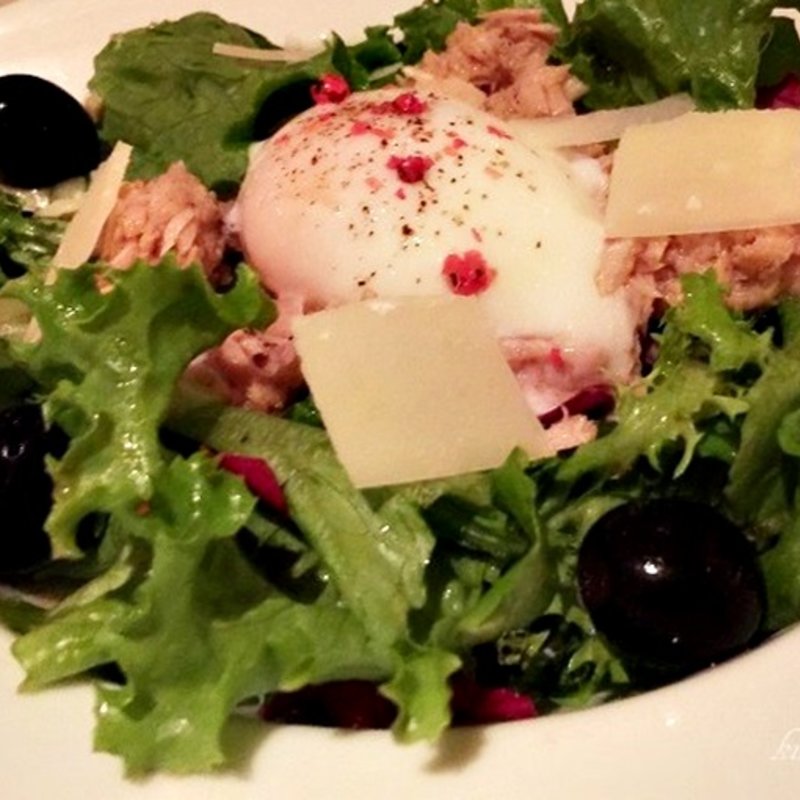 オリーブオイルで低温調理したツナのサラダ　温泉卵のせ (CHOICE! )