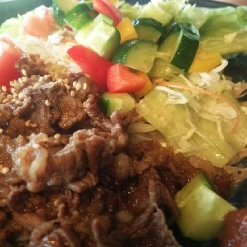 焼き肉サラダ（ランチセット）(藁葺き屋根　かつみや)