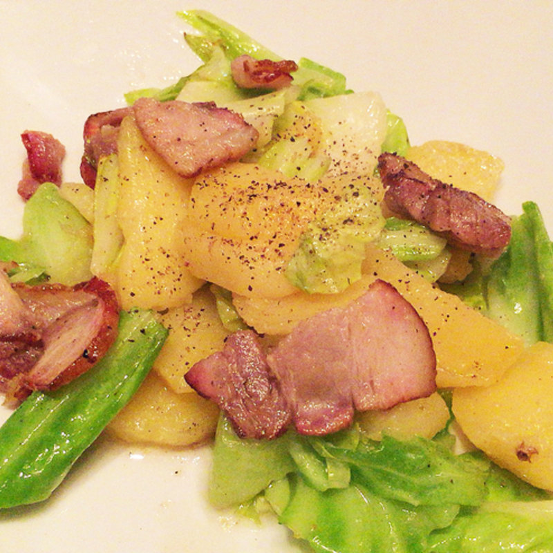 三元豚の手作り燻製とキャベツ・ポテトの炒めもの(チビクロサンボ 恵比寿南)