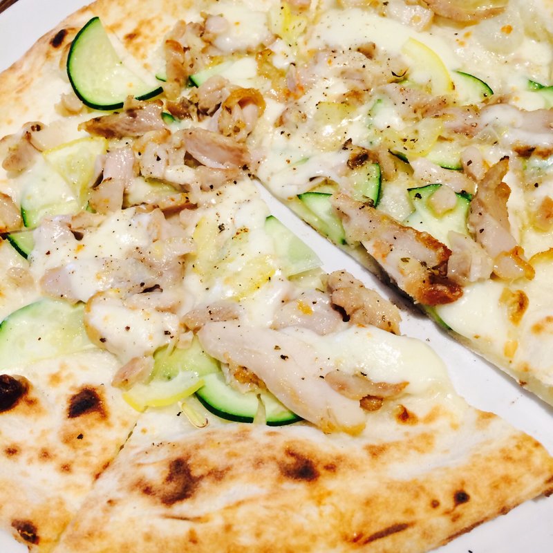 ハーブチキンとズッキーニ、レモンのピッツァ(PIZZA SALVATORE CUOMO & GRILL 川崎)
