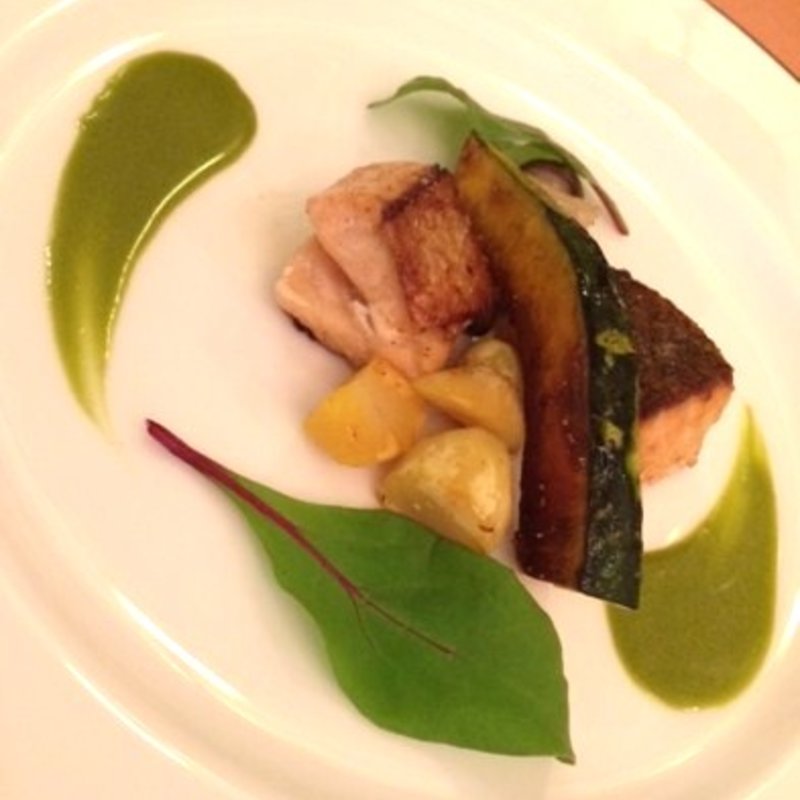 サーモンのポワレ　抹茶ソース(欧風料理 モンスレー )