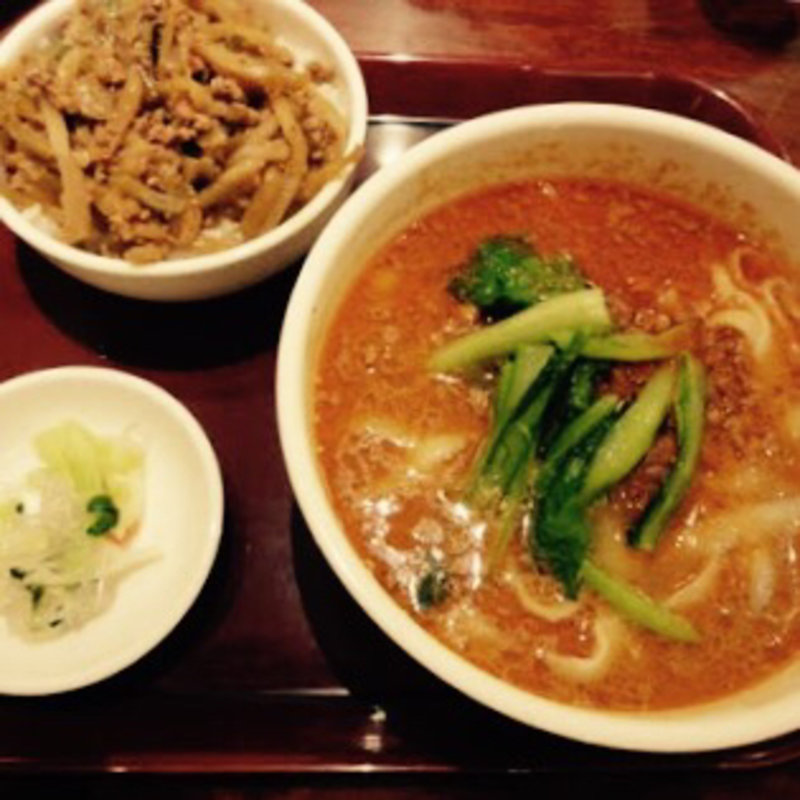 マーラーメンと豚丼のセット(唐朝刀削麺 成田空港店)