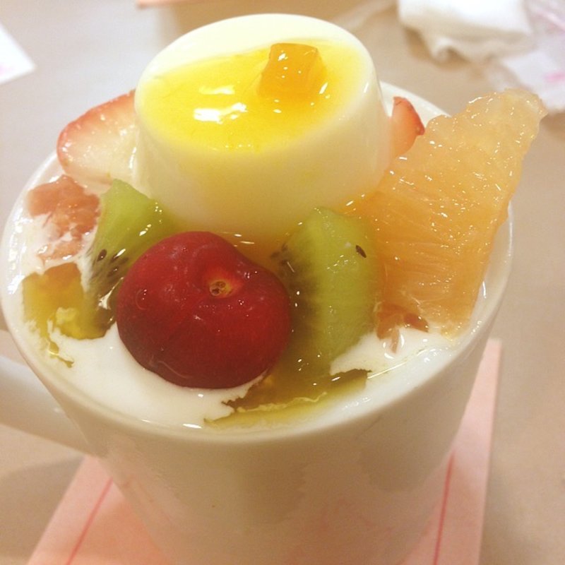 フルーツ杏仁（M）(ミルクの旅 三番街店)