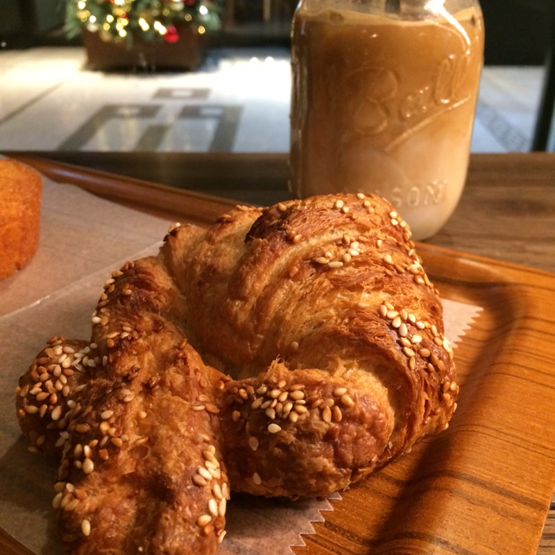 プレッツェルクロワッサン(THE CITY BAKERY アトレ品川)