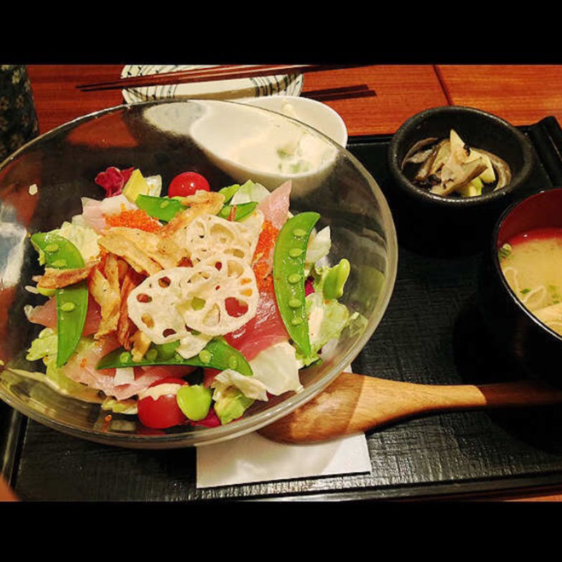 アボカドとマグロの菜園丼(とうふ旬菜 心音)