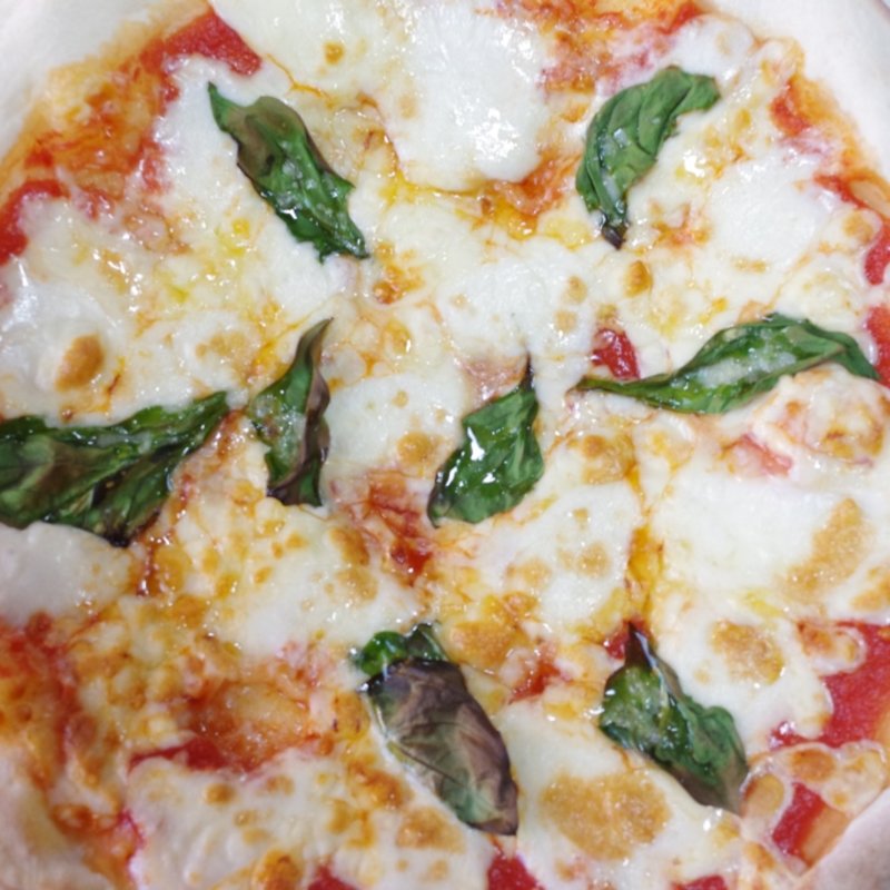 フレッシュバジルのマルゲリータピザ(フード&バー カーニャ )