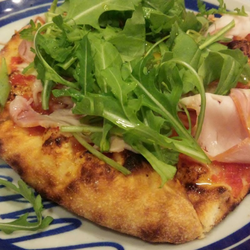 ハムと卵、ルッコラ、モッツァレラチーズのピッツァ(イタリア食堂 Vino uno)
