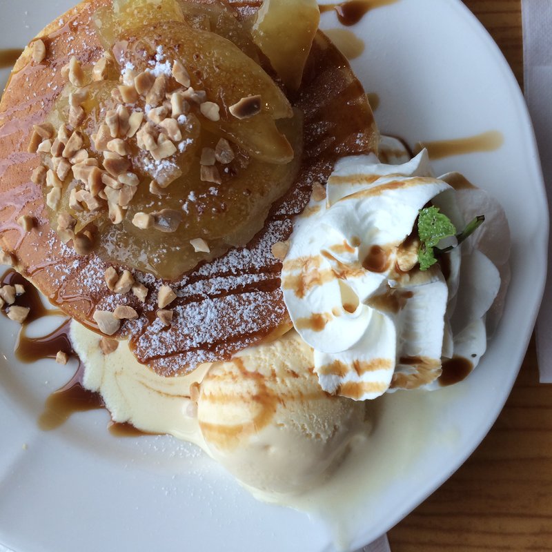 キャラメルりんごとローストアーモンドのパンケーキ(アミーチデルテ Amici del te)