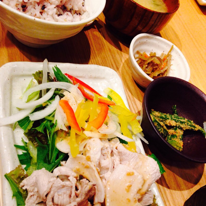 ヤマトポークの冷しゃぶサラダ(森のカフェ ひがしむきガーデンズ)