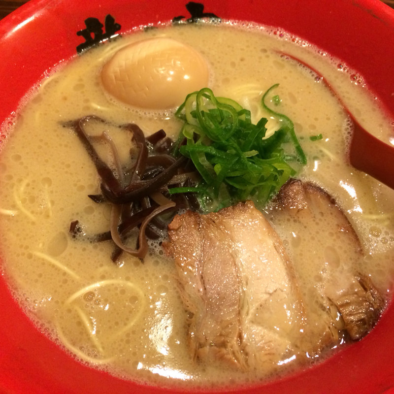 とんこつ純味 玉子つき(ラーメン 龍の家 新宿 小滝橋通り店 （RAMEN TATSUNOYA）)