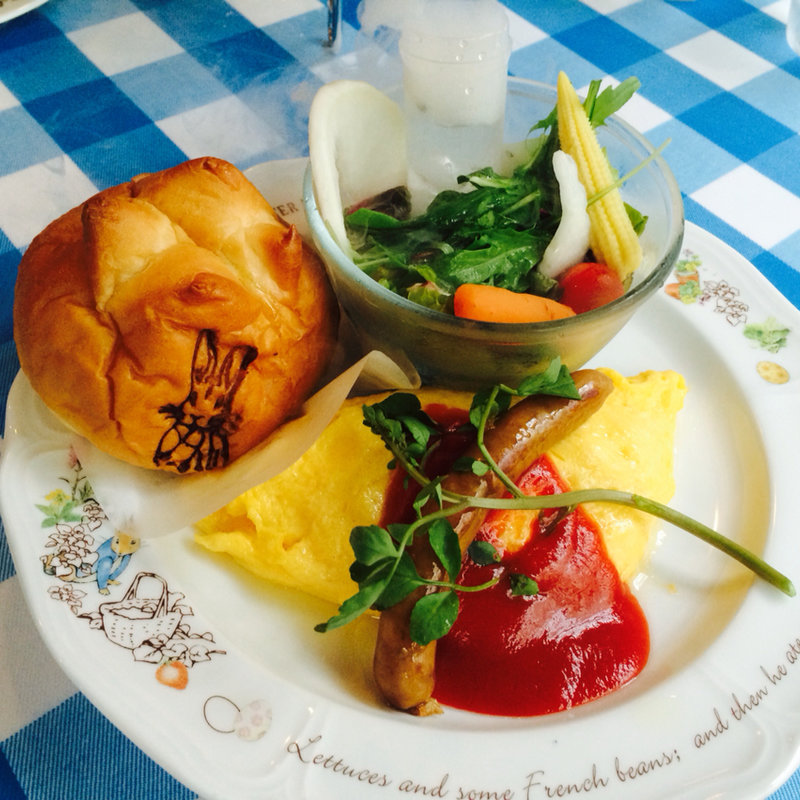 サラダプレート・チーズオムレツ(ピーターラビットガーデンカフェ 自由が丘)