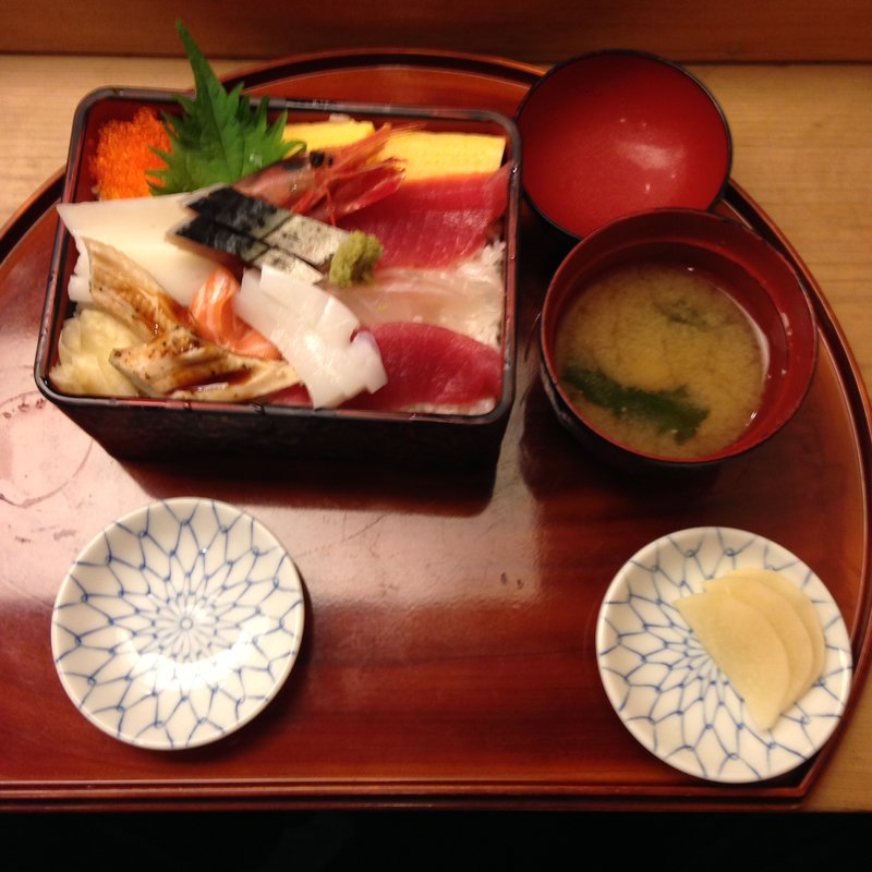 海鮮ちらし丼(寿司・割烹 三平 （すしかっぽうさんぺい）)