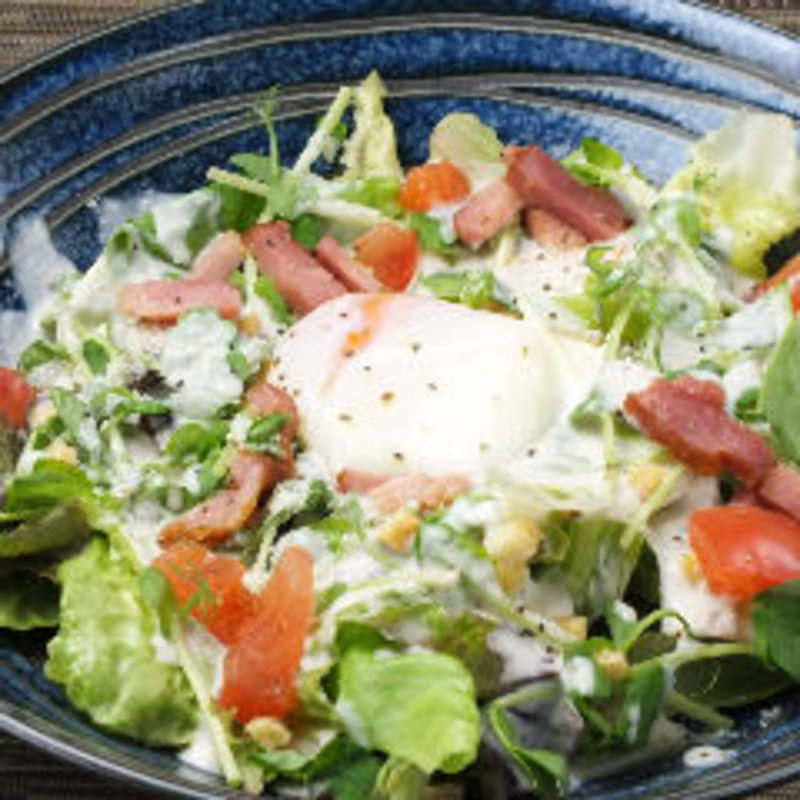 温泉卵と厚切りベーコンのシーザーサラダ(居酒屋 じゅうにねん)