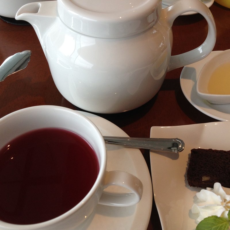 ローズヒップティーとブラウニー(小田急ホテルセンチュリーサザンタワー)